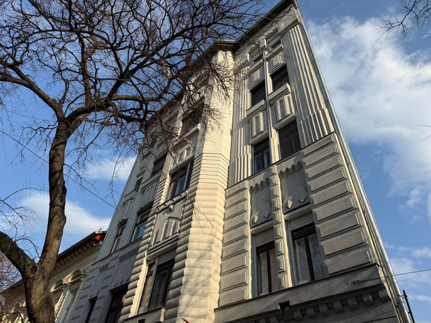 A budapesti társasház utcai homlokzata