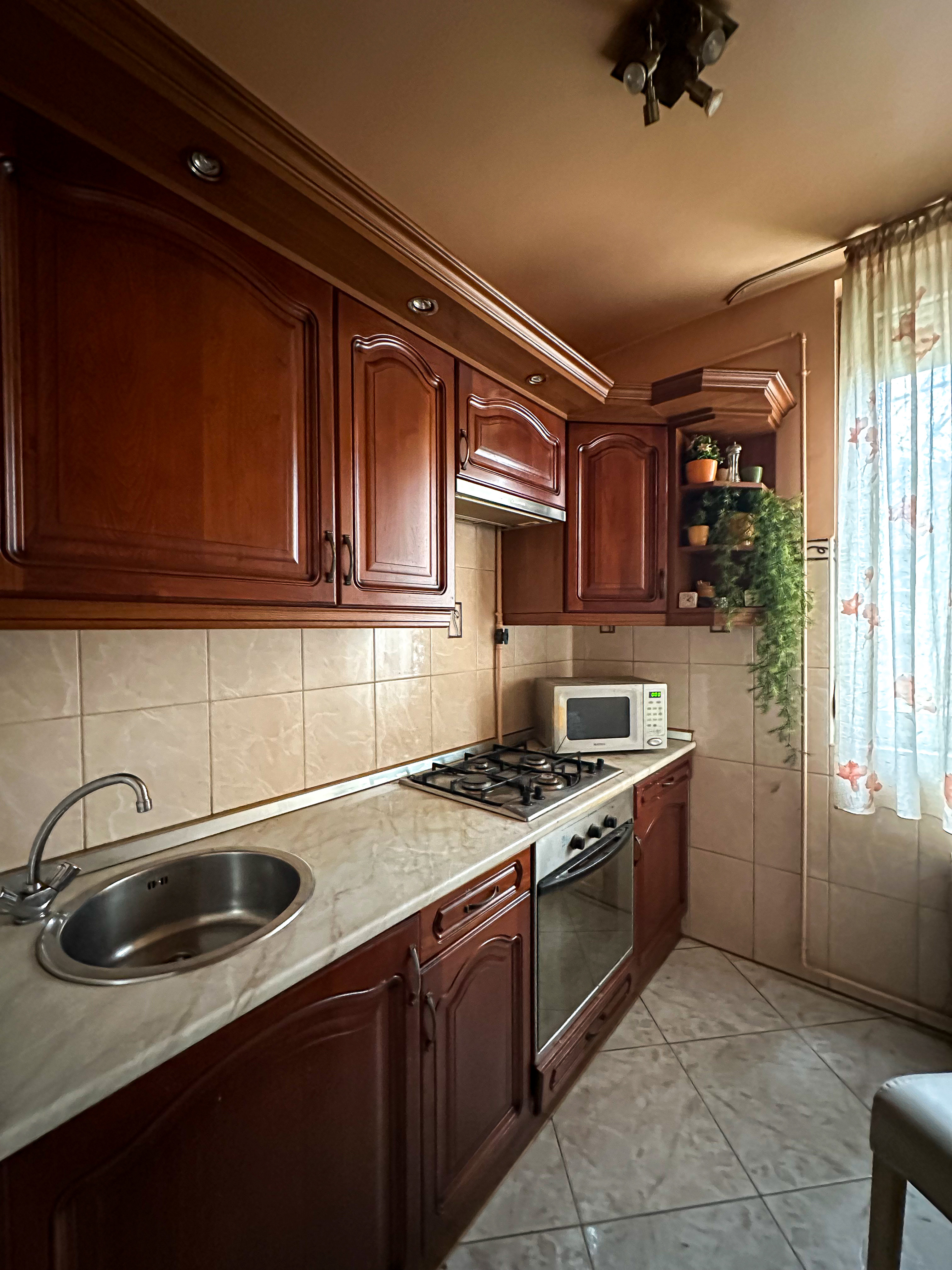 A budapesti társasházi lakás konyhája.