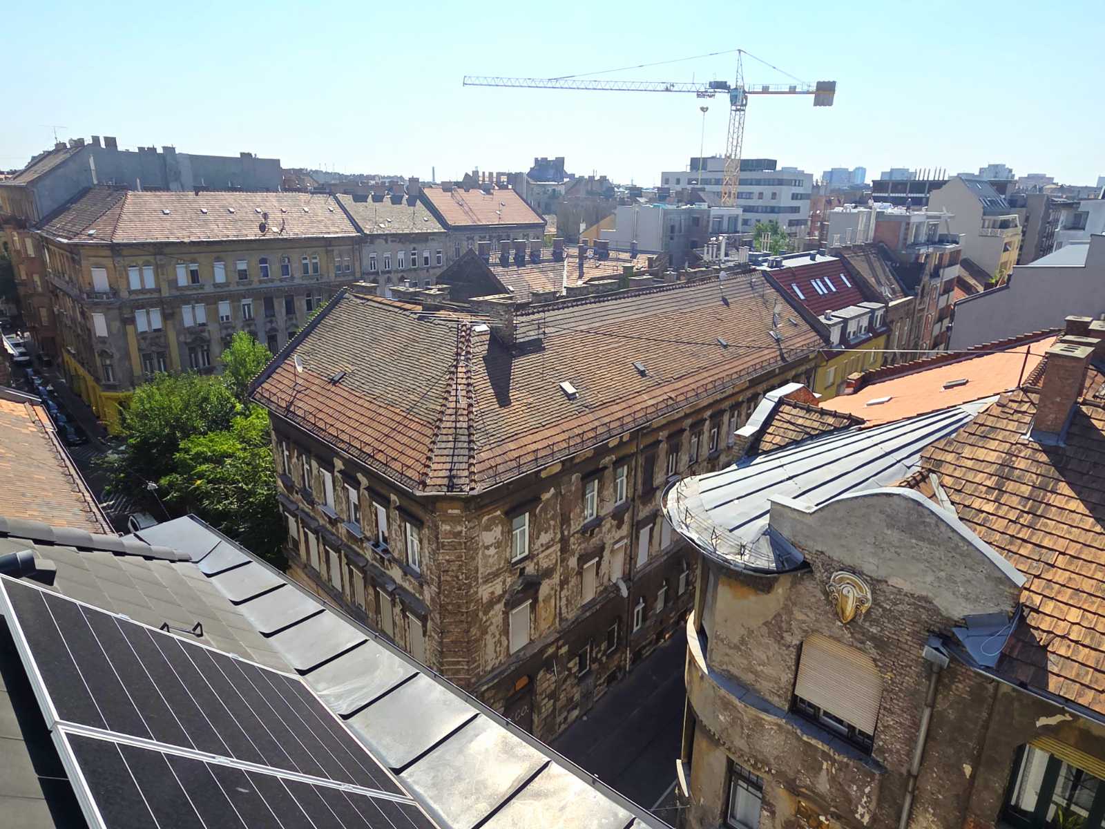 Aurum tanácsadó és ügyfél kézfogása a szerződés aláírásakor